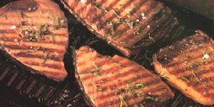 Tonno o pesce spada ai ferri con salsa rossa piccante