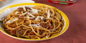 Pasta bucatini alla puttanesca piccante