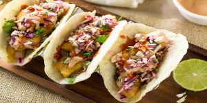 Tacos piccanti di pesce e insalata di cavolo