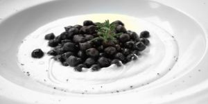 Ceci neri con crema di baccalà