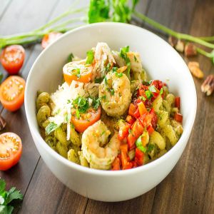 Pasta con gamberi e pesto piccante di spinaci e noci
