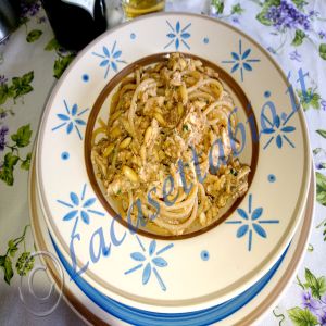 Pasta piccante con alici fresche, pinoli e capperi