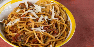 Pasta bucatini alla puttanesca piccante