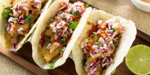 Tacos piccanti di pesce e insalata di cavolo