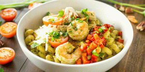 Pasta con gamberi e pesto piccante di spinaci e noci