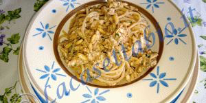 Pasta piccante con alici fresche, pinoli e capperi